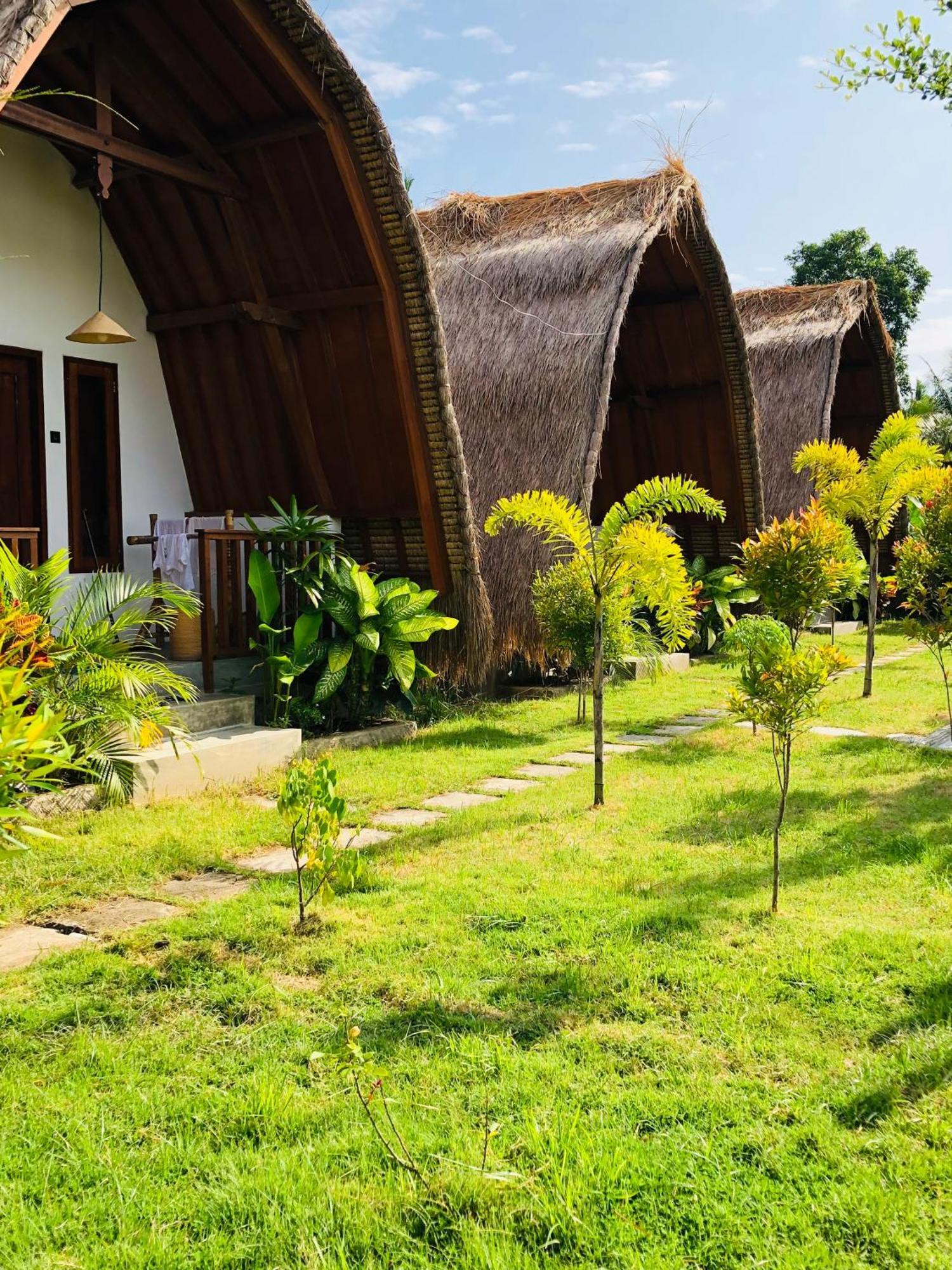 Tropical Sunday Bungalow - Surf And Stay Selong Belanak Habitación foto